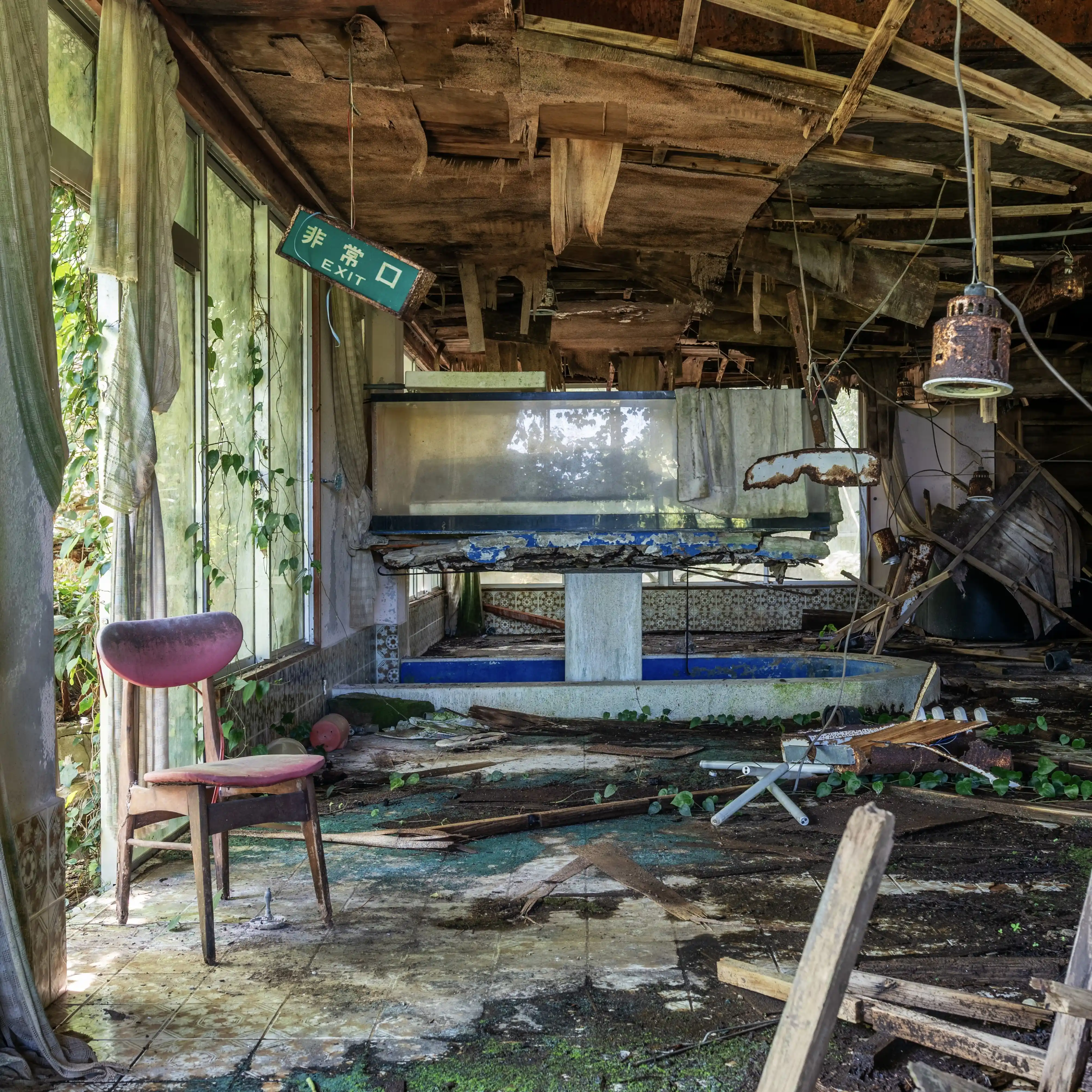 岬の小さな廃旅館
